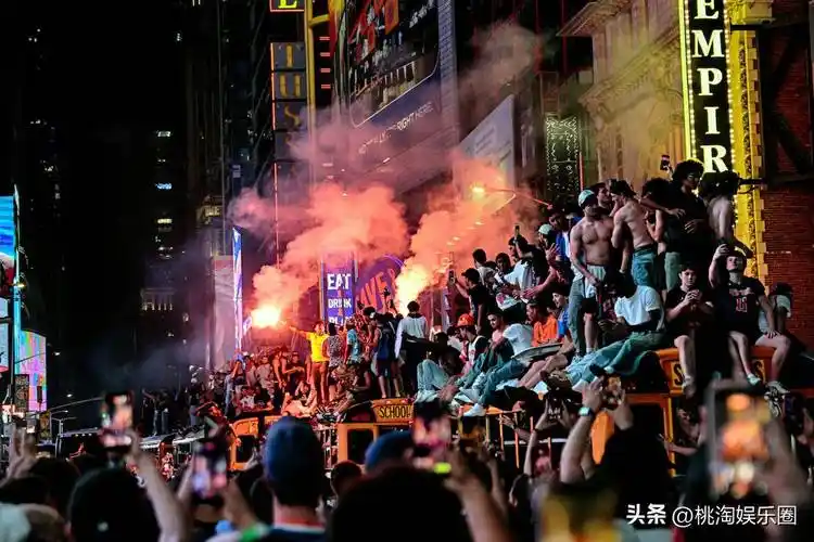 纽约万人空巷！尼克斯夺冠游行爆火，全球体坛盛典竞相绽放